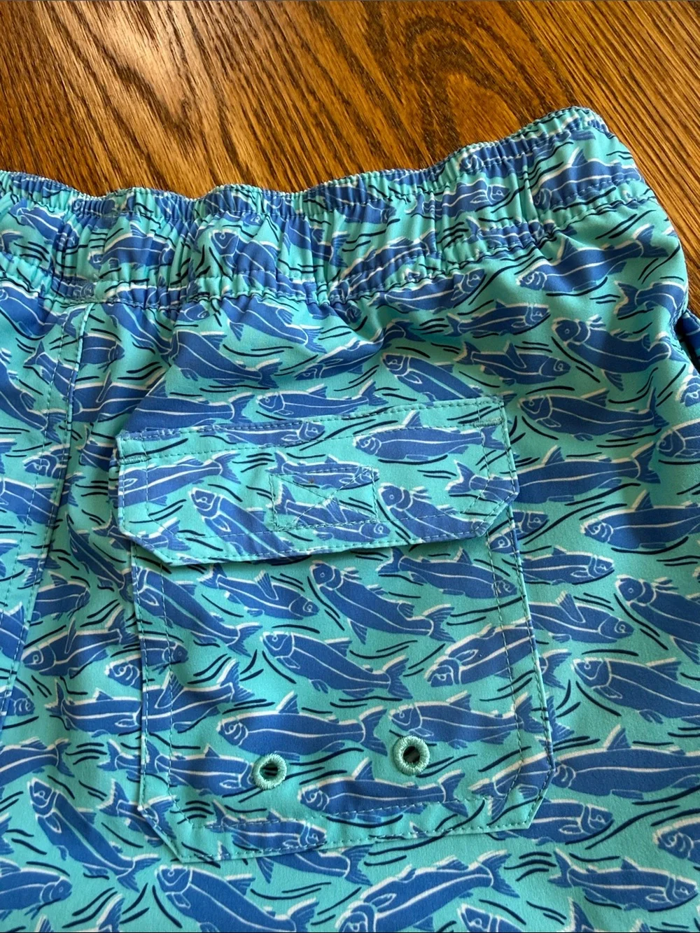 Vineyard Vines Teal and Royal Blue Shark-Pattern Swim Trunks med
